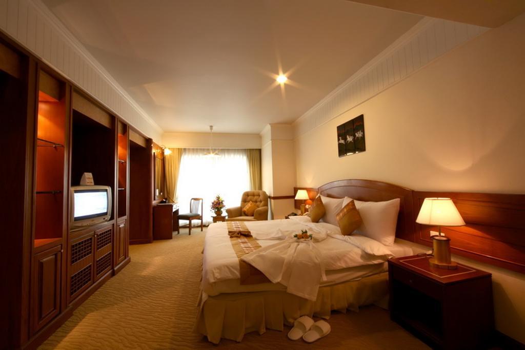 Grand Diamond City Hotel & Casino Poipet Exterior foto